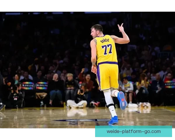 林书豪解析东契奇进攻技巧偏好左侧单打后撤步展现联盟顶级柔和手感